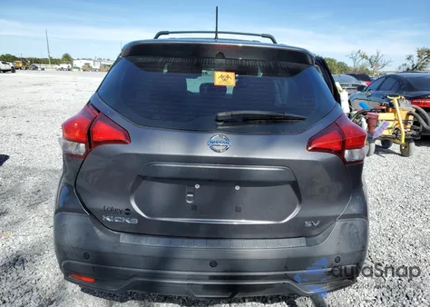 2019 Nissan Kicks S z USA, uszkodzony, nr VIN 3N1CP5CU1KL563748